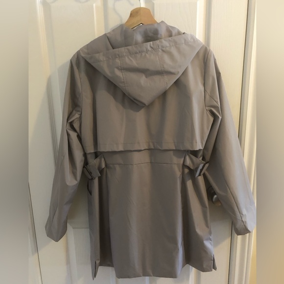 Women’s rain jacket- it’s almost new! ☔️ - Picture 2 of 3